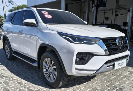 TOYOTA HILUX SW4 2.8 D-4D TURBO DIESEL SRX 7L 4X4 AUTOMÁTICO